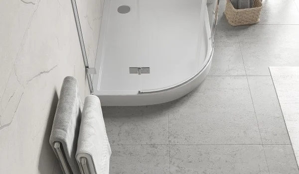 Asymetryczny brodzik półokrągły do łazienki